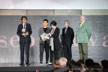 スピーチを行う吉田大八（左）。