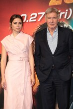 左からアナ・デ・アルマス、ハリソン・フォード。