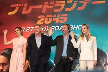 左からアナ・デ・アルマス、ハリソン・フォード、ドゥニ・ヴィルヌーヴ、シルヴィア・フークス。