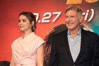 左からアナ・デ・アルマス、ハリソン・フォード。