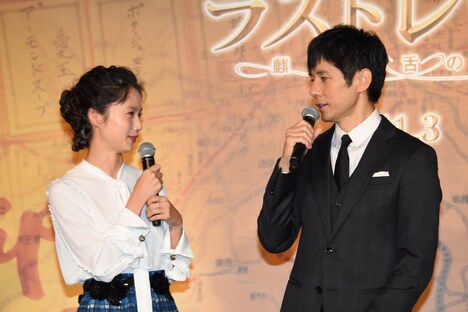 左から宮崎あおい、西島秀俊。