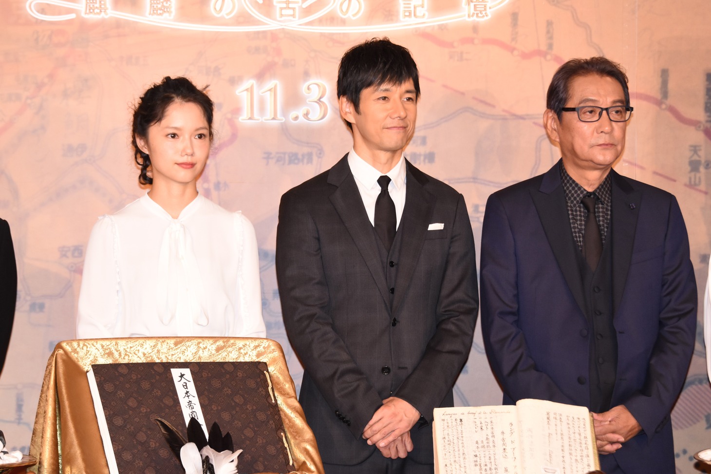左から宮崎あおい、西島秀俊、滝田洋二郎。