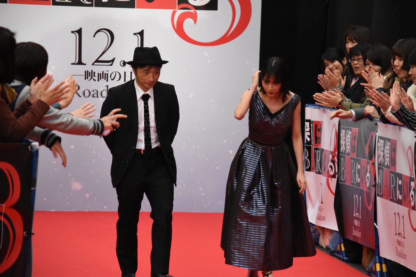 左から吉田照幸、前田敦子。