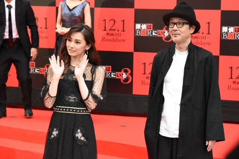 左から北川景子、リリー・フランキー。