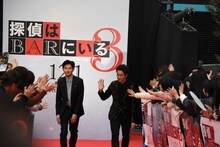 左から松田龍平、大泉洋。