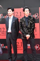 左から松田龍平、大泉洋。