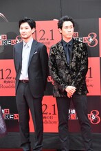 左から松田龍平、大泉洋。