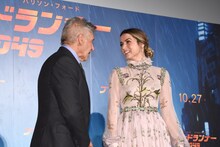 アナ・デ・アルマス（右）に声をかけるハリソン・フォード（左）。