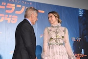 アナ・デ・アルマス(右)に声をかけるハリソン・フォード(左)。