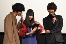 Twitterを見る北村匠海（左）、森川葵（中央）佐藤寛太（右）。