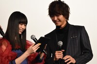 Twitterを見る森川葵（左）、佐藤寛太（右）。