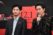 左から松田龍平、大泉洋。