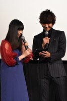 Twitterを見る森川葵（左）、佐藤寛太（右）。