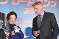 戸田奈津子（左）の日本語訳を熱心に聞くハリソン・フォード（右）。