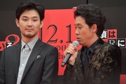 左から松田龍平、大泉洋。
