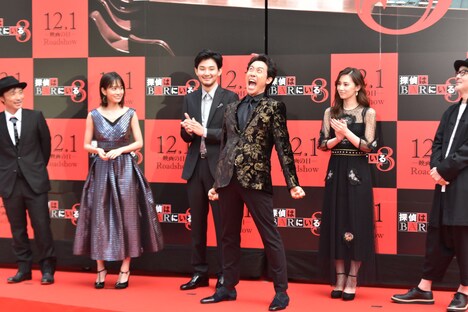 人工降雪機を使って東京に“初雪”を降らすことになり、「だあー！」と気合いを入れる大泉洋（中央）。