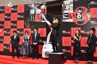 人工降雪機を使って雪を降らす大泉洋（中央）。