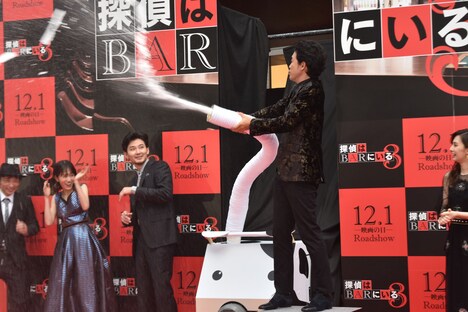 人工降雪機を使って雪を降らす大泉洋（手前）。