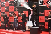 人工降雪機を使って雪を降らす大泉洋（中央右）。