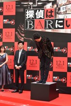 台に乗ったまま挨拶する大泉洋（右）。