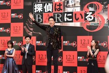 台に乗ったまま挨拶する大泉洋（中央）。