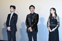 左から松田龍平、大泉洋、北川景子。