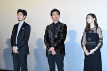 左から松田龍平、大泉洋、北川景子。