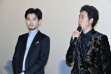 左から松田龍平、大泉洋。