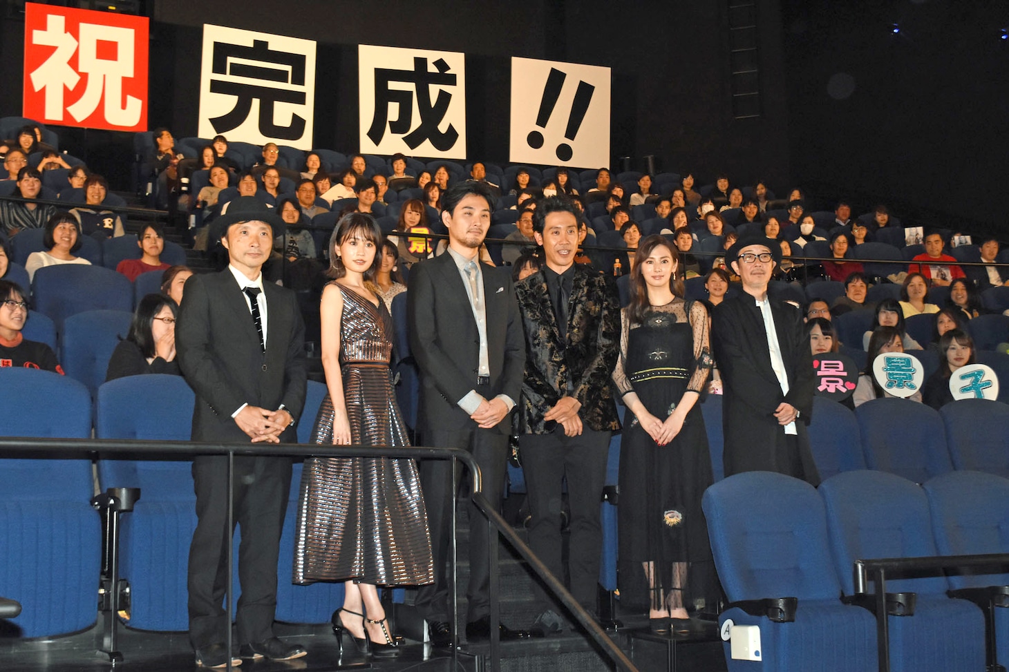 「探偵はBARにいる3」ジャパンプレミアの様子。左から吉田照幸、前田敦子、松田龍平、大泉洋、北川景子、リリー・フランキー。