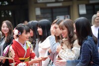 観客から絵馬を受け取る広瀬すず。