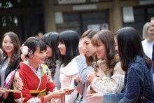 観客から絵馬を受け取る広瀬すず。