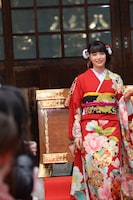 生田斗真にエスコートされながら階段を降りる広瀬すず。