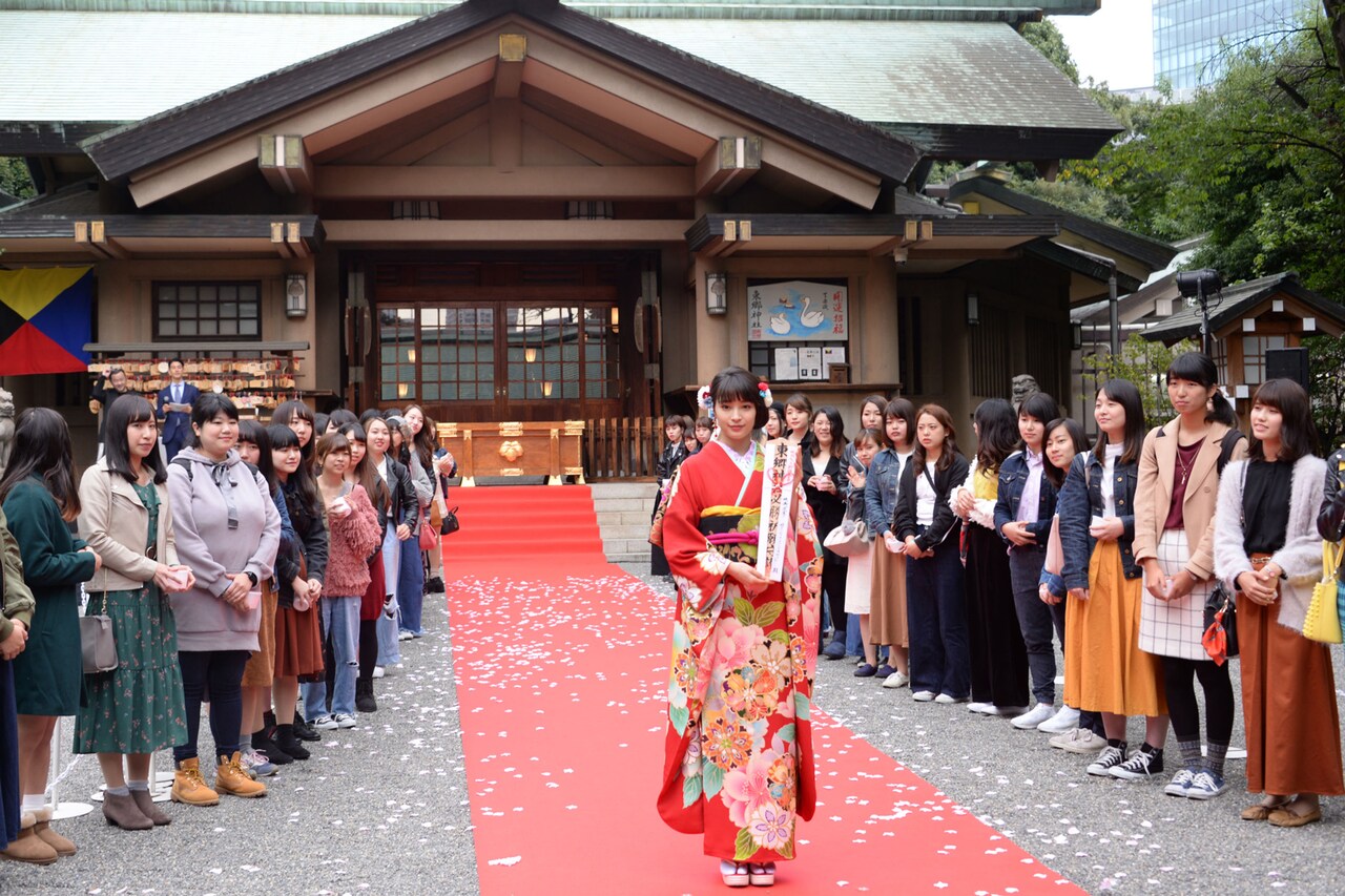 生田斗真と広瀬すず、和装で原宿に！ヒット祈願の儀式で「神聖な気持ち」