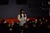 タイトルにちなみ、マスクを装着して入場した中条あやみ。