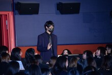 タイトルにちなみ、マスクを装着して入場した小関裕太。