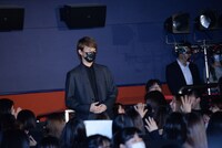 タイトルにちなみ、マスクを装着して入場した杉野遥亮。