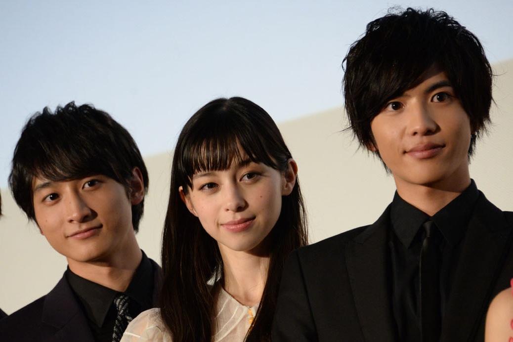 映画「覆面系ノイズ」完成披露試写会にて、左から小関裕太、中条あやみ、志尊淳。