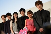 映画「覆面系ノイズ」完成披露試写会にて、左から磯村勇斗、小関裕太、中条あやみ、志尊淳、真野恵里菜、杉野遥亮。