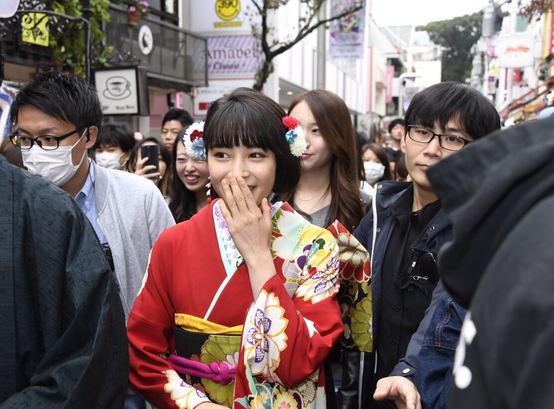 原宿の竹下通りを歩く広瀬すず。