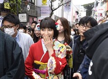 原宿の竹下通りを歩く広瀬すず。