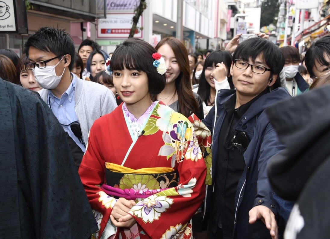 原宿の竹下通りを歩く広瀬すず。