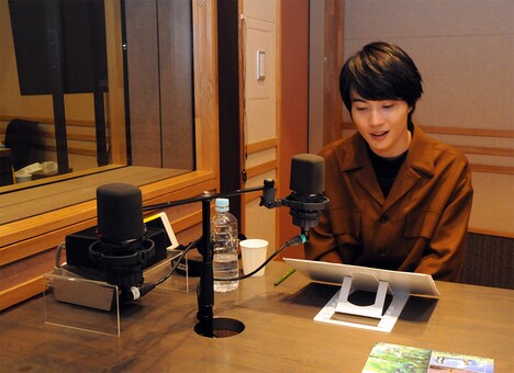 音声ガイドの収録に臨む神木隆之介。