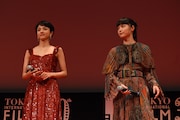 第30回東京国際映画祭オープニングセレモニーの様子。左から満島ひかり、宮崎あおい。