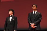 左から染谷将太、阿部寛。