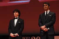 第30回東京国際映画祭オープニングセレモニーの様子。左から染谷将太、阿部寛。