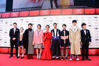 「アイスと雨音」のスタッフ、キャストたち。