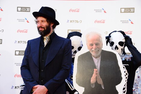 アダン・ホドロフスキー（左）と、アレハンドロ・ホドロフスキーのパネル（右）。