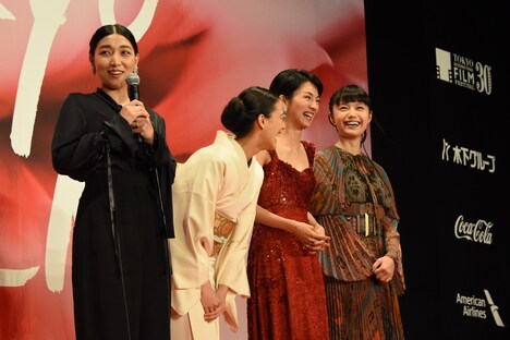 左から安藤サクラ、蒼井優、満島ひかり、宮崎あおい。