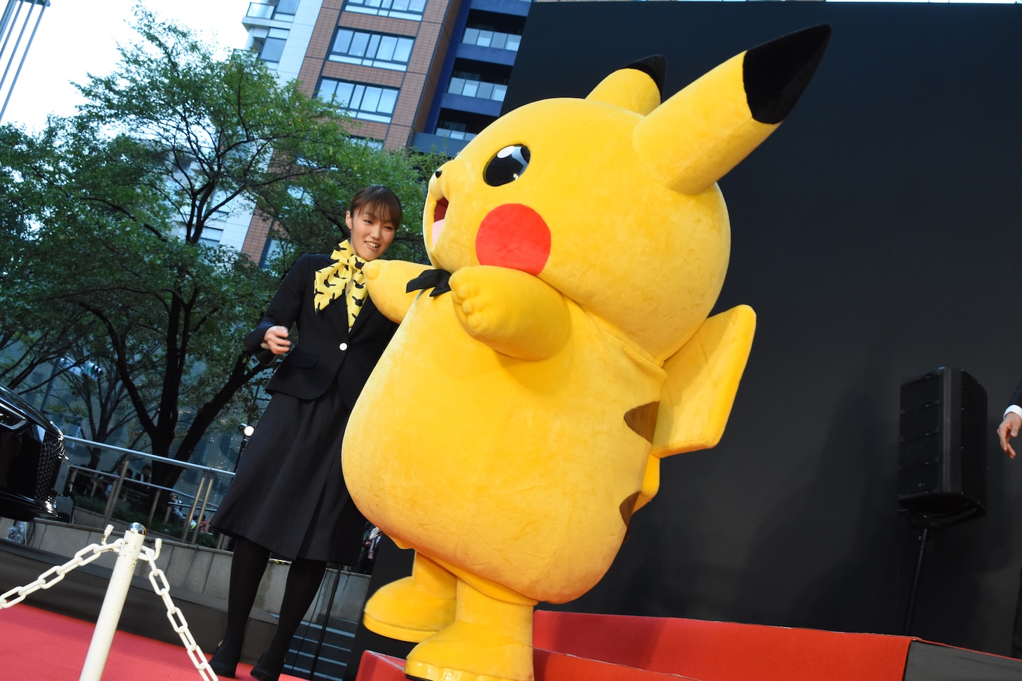 階段を降りるピカチュウ。