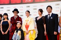 「巫女っちゃけん。」のキャストとして登場した原口あきまさ（右端）。